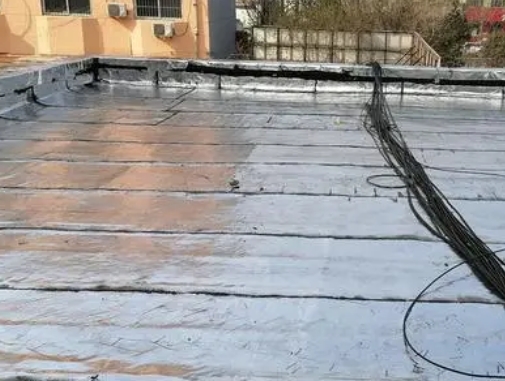 铁岭卫生间漏水维修公司分享下铁岭屋面楼顶防水刚性防水层施工要点。